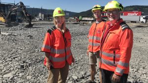 Hilde Kynningsrud og representanter fra Veidekke på befaring på tomta i Lillehammer