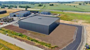 Bild av grå lagerbyggnad om 2200 kvm i Falkenberg med tomten rundt
